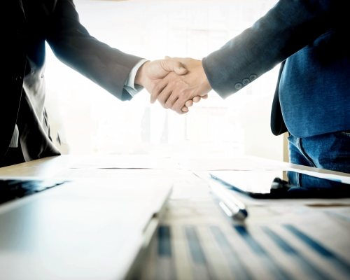 businessmen-shaking-hands-during-meeting